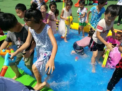 点燃夏季,水中游戏——开封新区刘满岗幼儿园打水仗活动