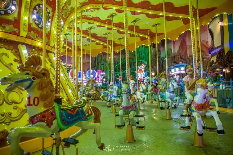 青岛这个室内"游乐园",180元成人票,童话世界拍照好去处_木马