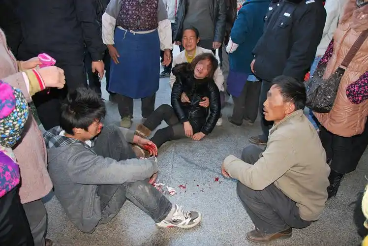 光天化日 冕宁县医院大厅 一群年轻人殴打一名中学生 血流成河 惨不忍