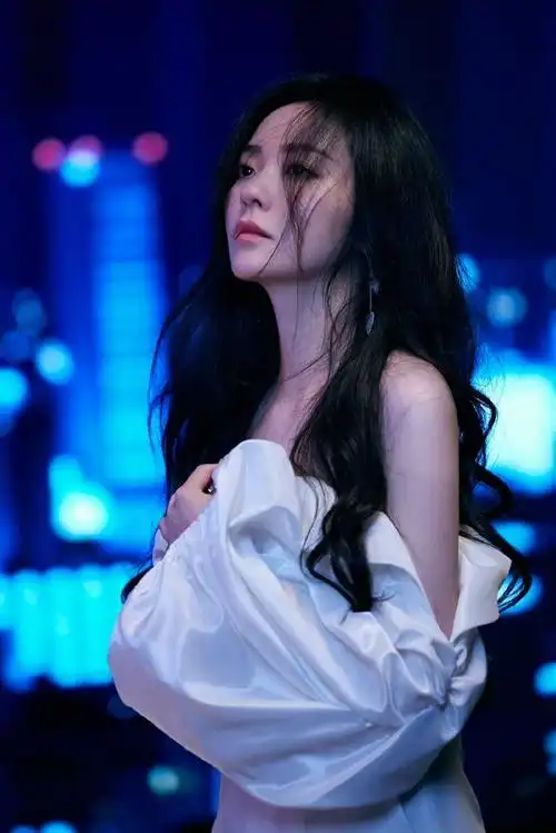 张靓颖海底白纱短裙造型##张靓颖新歌潮光高音