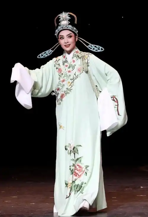 "小生"范莹,从小梅花到新生代越女_越剧