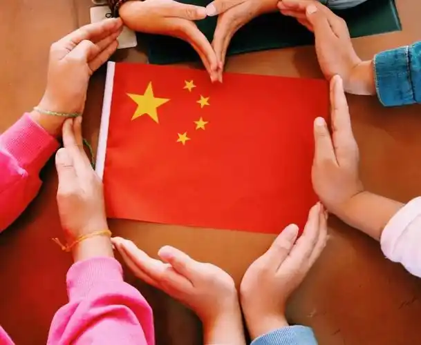 【校园活动】颍东区口孜镇汪庙小学:我和国旗合个影 爱国就要晒出来_