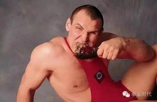 身高191cm,体重130公斤的卡列林,是举世公认的现代最伟大的古典式摔跤