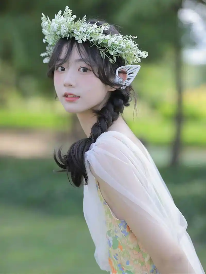 身穿彩裙头戴花环,人间精灵般美丽,这样的女孩我们叫她花仙子吧