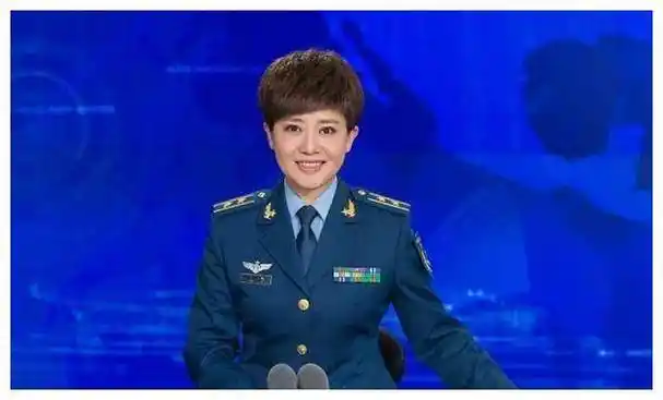 主持人后,于2004年3月特招入伍至解放军电视宣传中心,成为《军事报道