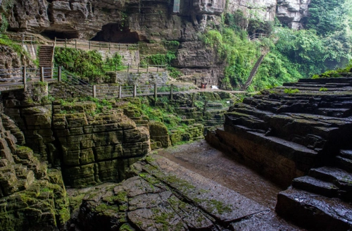湖北一个洞,洞中有山,山中有洞,水洞旱洞相连,天下难见!
