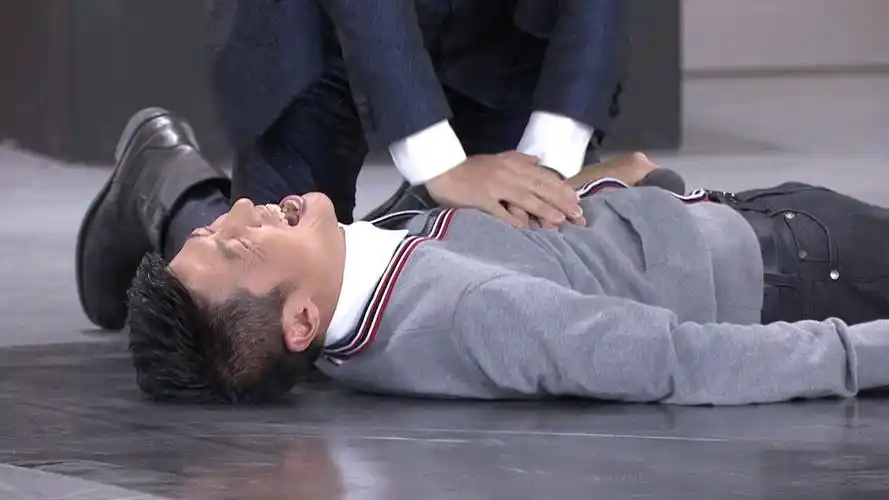 男星在台上猝死5分钟,台下观众笑了他5分钟,目击者:太恶心