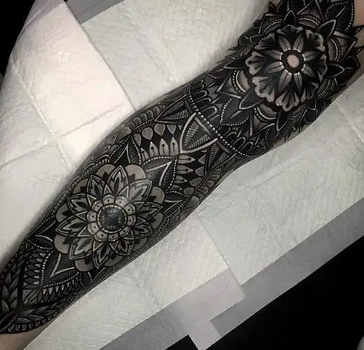 花臂手环黑色曼陀罗花纹身