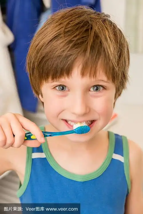 可爱的男孩正在刷牙.