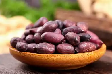 木板上的紫皮花生 花生