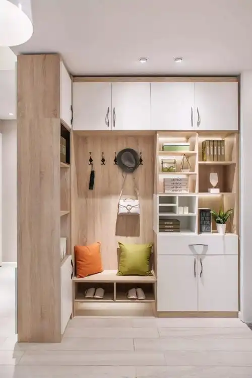 可以利用门口的空间放置一个小巧的侧翻式玄关柜,并在进门区域用木