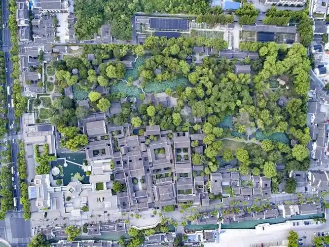 ▼(拙政园航拍,摄影师@张坤)蔚为大观全都聚集在方寸之间亭台楼阁,泉