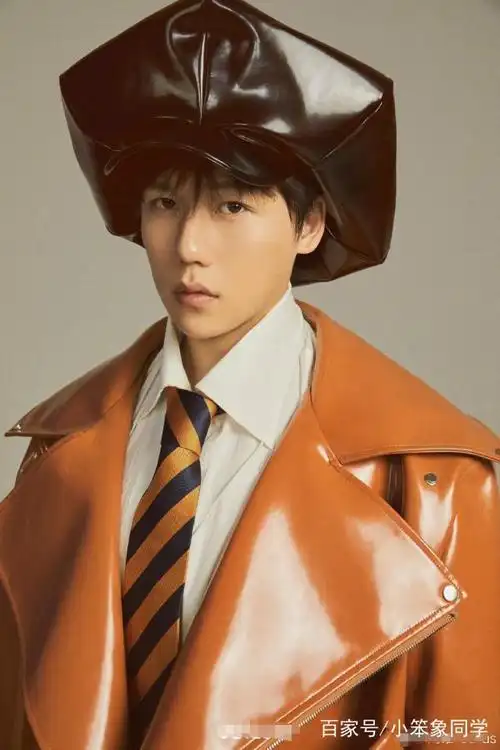 刘维新造型头戴超大六边形漆皮贝雷帽,网友:好像小矮人!