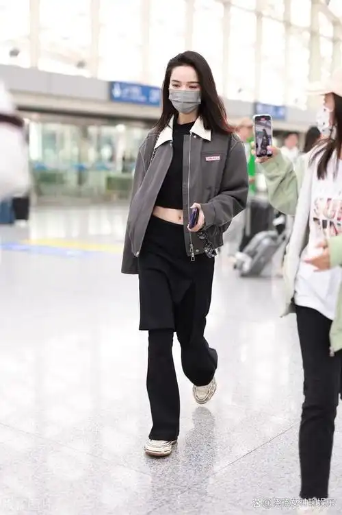 近日,演员代斯现身北京机场,身穿黑色夹克配白色裙裤,搭配黑色棒球帽
