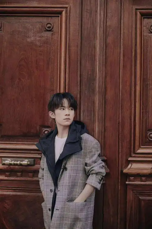 绝了易烊千玺的这组初秋写真大片被有才的粉丝做成了浪漫视频画风很