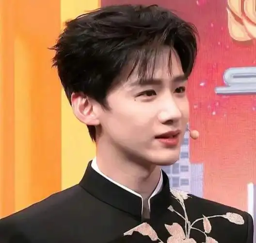 网友们可真是太有才了,一个个脑洞大开,调侃说白敬亭是不是太热了,连