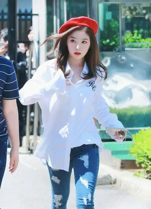 裴珠泫白色超短毛衣,搭牛仔短裙,尽显俏皮女神气息