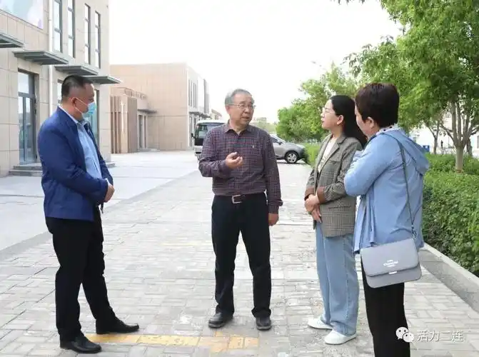 在副市长赖向华的陪同下,郎立兴到二连浩特市部分餐饮企业进行了实地