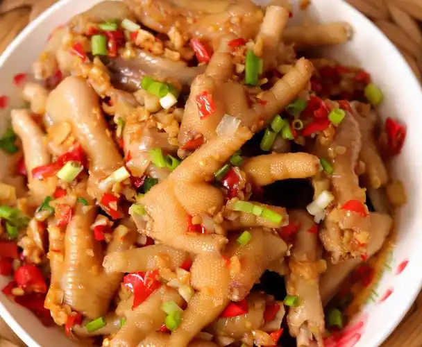 香辣过瘾的蒜香鸡爪好吃到舔手指儿蒜香浓郁好吃不得了