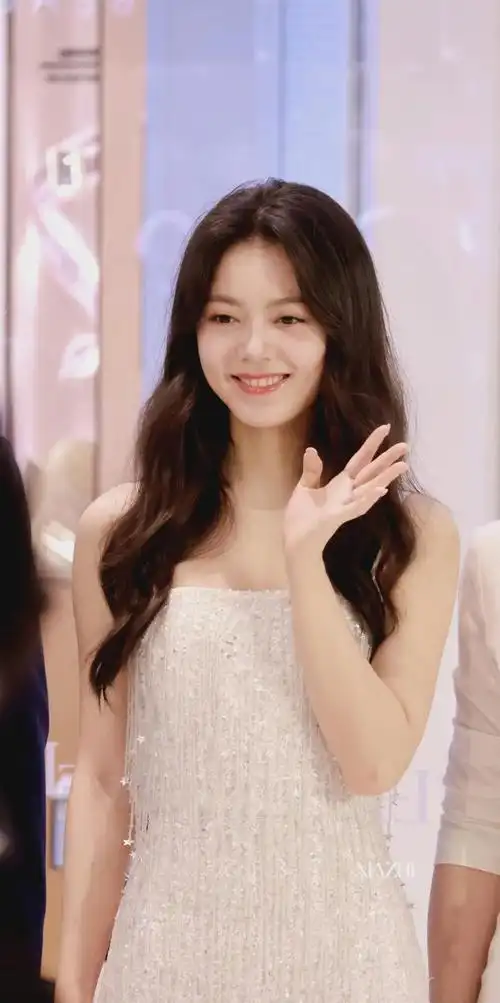 出赵今麦迷人的肌肤,尽显她的性感魅力,五官立体精致,皮肤白嫩有光泽