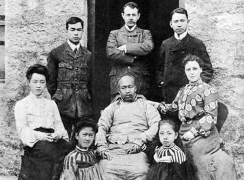 老照片:图1遭八国联军屈辱的缠足女子,图2康有为和他的漂亮女儿