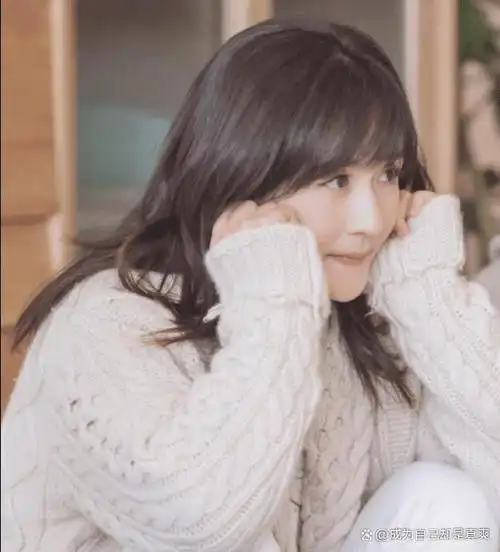 太阳女神谢娜"素颜照"曝光,离开10级美颜后,这才是39岁的模