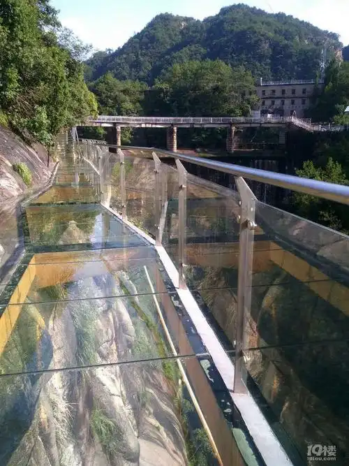 【今日头条】台州首条悬空玻璃栈道开业了!180米落差!