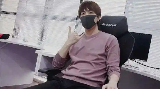 lol小漠谈及笑笑离婚事件,他表示:孙亚龙做人比卢本伟强多了!