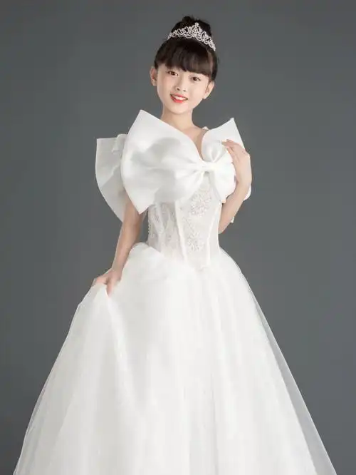 小女孩的婚纱梦妈妈的一路陪伴