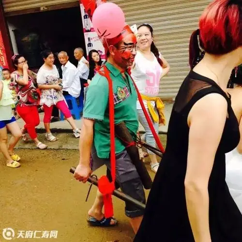 仁寿乡村接媳妇 新郎被整惨