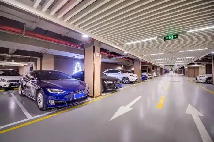 高端停车场实景图