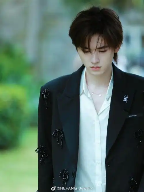 笑脸k金项链,点缀黑西装造型,贵气吸睛,感谢演绎@时代少年团-宋亚轩