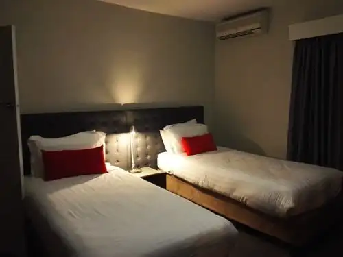 这个房间是两张单人床,面积不小于普通酒店的标间.