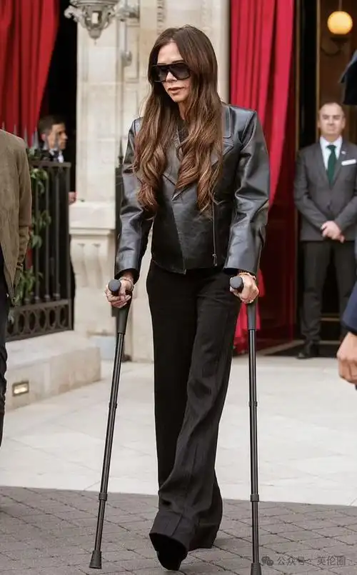 小贝与女儿手牵手贝嫂拄拐亮相巴黎时装周大儿子捣鼓中餐