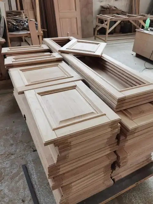 红樱桃原木的柜门房门