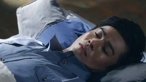 帅哥毫无征兆的晕倒,把美女急坏了,要给他生孩子