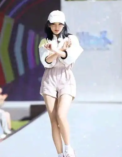 《奔跑吧》何穗大长腿惊人,宋轶少女,张天爱霸气,程潇全程戴帽