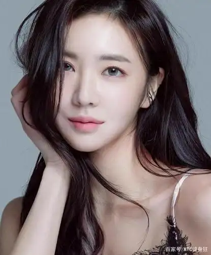 韩国"美臀"李妍和,s级身材,大长腿吸睛,她是如何做到的