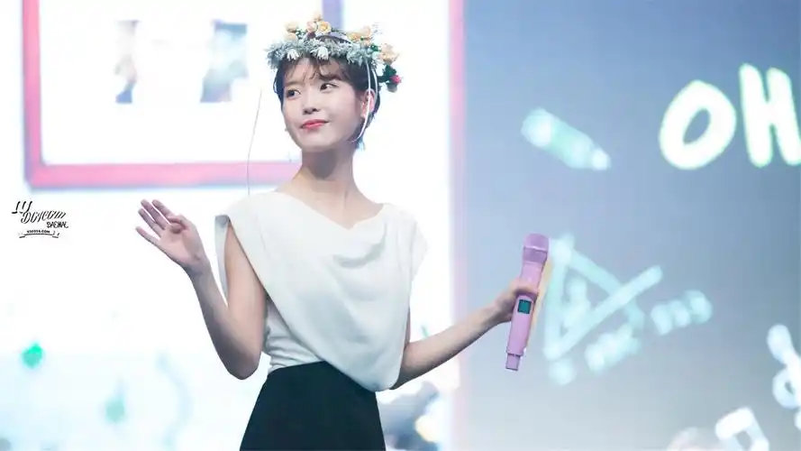 iu李智恩清新可爱花环配白裙电脑桌面壁纸