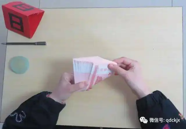 手工点钞技能: (1)手持式单指单张点钞法 (2)花式点钞法: 3.