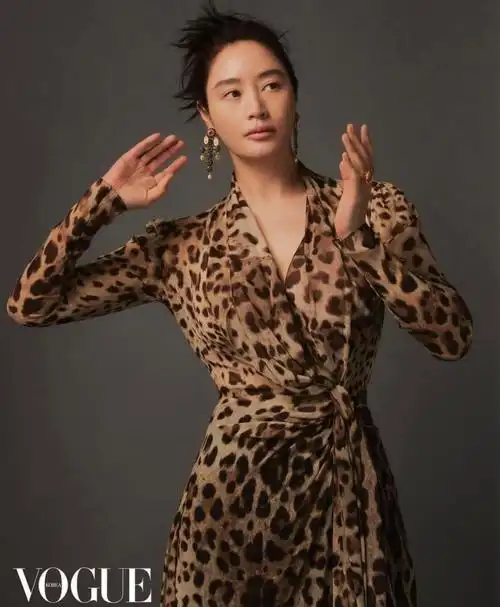 53岁身材依旧,金惠秀身穿贴身连衣裙,女神范儿十足