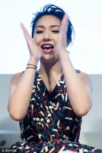 杨千嬅秀后接受采访欢乐多 拍手大笑表情呆萌