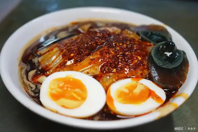 上瘾的"黑暗料理",53岁男子做卤汁凉粉,自言:西安没人能超越