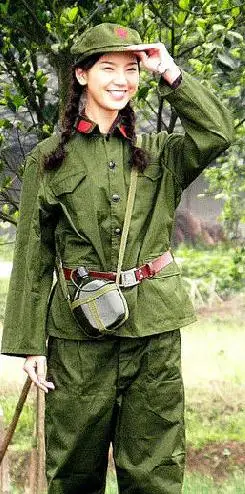 怪老牛这个穿草绿色军装的美女女兵是泸州哪位模特哟