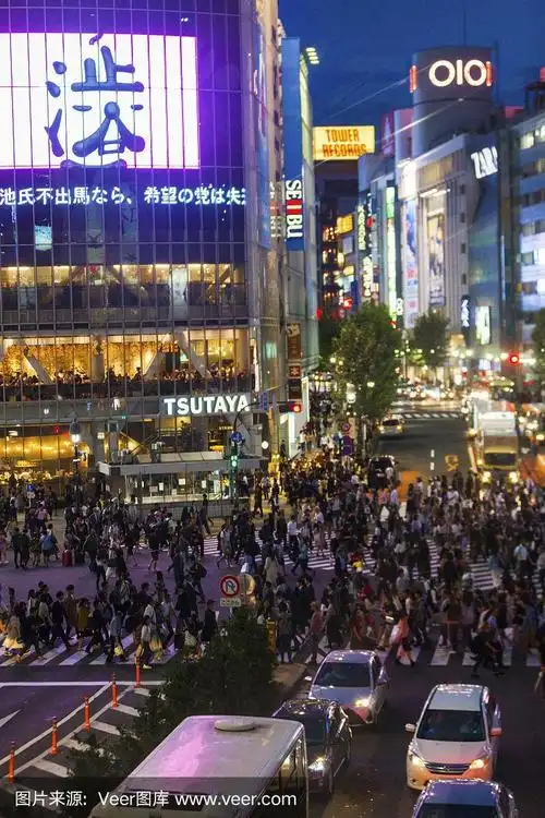 日本东京市中心涩谷十字路口的行人