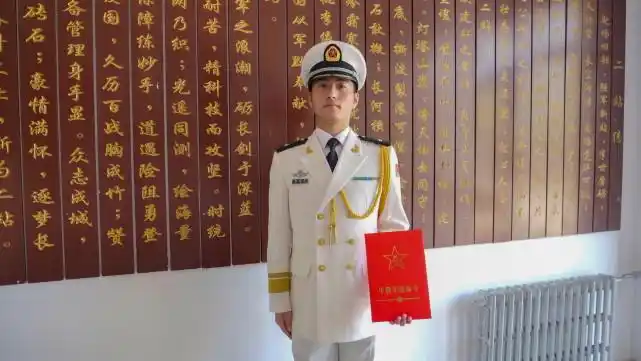 第一批少尉军官授衔