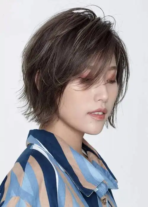 短发的风格更趋于明显,干练简洁, 一个发型就能看得出是个女强人了.