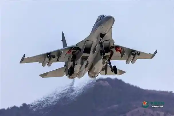 歼16罕见展示突击反舰姿态挂载红外吊舱鹰击83出击