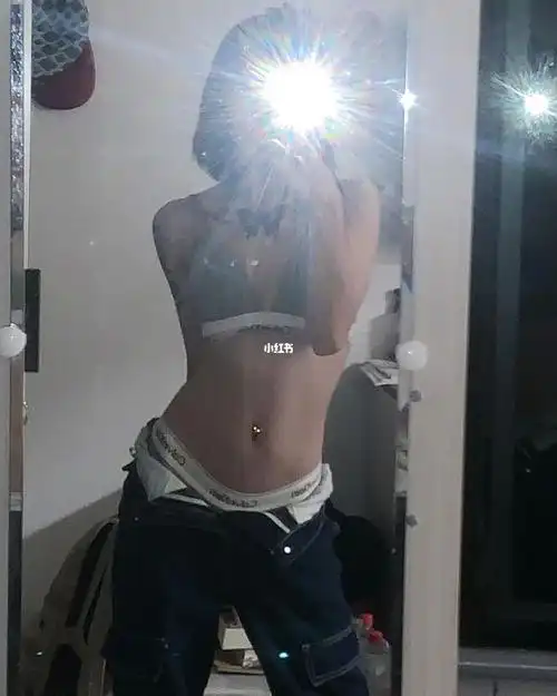 看到泫雅穿了就衝啦!#肚脐钉  #脐钉  #对镜自拍  #ck  #calvinklein