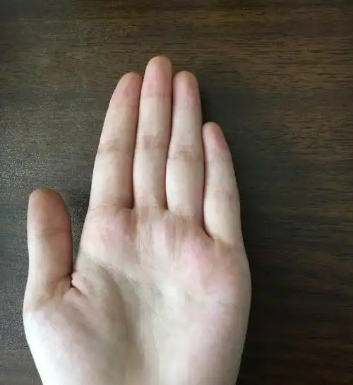 看手指:将手指并齐,合拢,看看手指间还有没有缝隙,没有缝的手相,能